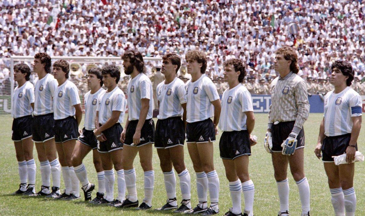 Jose Luis Brown (paremalt viies) ja Argentina jalgpallikoondis enne 1986. aasta MM-finaali.