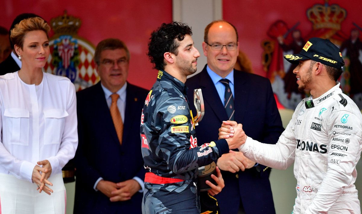 Daniel Ricciardo õnnitleb võitjat Lewis Hamiltoni.