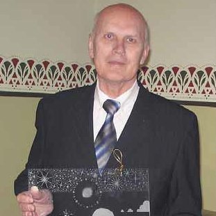 Paavo Kivine valla aasta tegija auhinnaga, kunstnik Riho Hüti teemakohase klaasimaaliga. Foto: Ilve Tobreluts