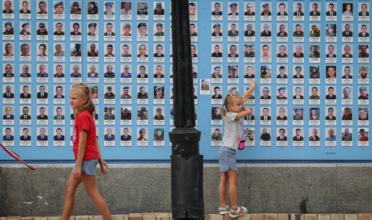 LEIDIS TUTTAVA SÕJAMEHE. See Ukraina tüdruk leidis Kiievis asuvalt langenud kodumaa kaitsjate mälestusmüürilt kahjuks tuttava foto.