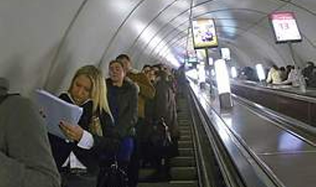 Pikk tee maa alla: Laskumine Peterburi metroosse on pikk kui igavik. Jõuad tööasju vaadata, magada, vestelda, rääkimata niisama elu üle järele mõtlemisest. Vallo Kruuser
