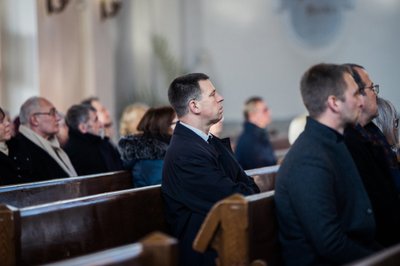 TÄNANE RIIGIKOGU ESIMEES Jüri Ratas on töötanud aastaid peaministrina Jüri Arraku maali valvsa silma all. Nimelt kaunistab Eesti peaministri kabinetti Stenbocki majas 2000. aastast Arraku maal "Käskude saamine". See kujutab Vana Testamendi lugu, kus jumalalt Siinai mäel käsulauad saanud Mooses laskub mäest alla ja viib need rahvani.