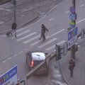 DELFI VIDEOEKSPERIMENT: Traagilised sündmused mõtlema ei pane? Tallinna ühe tihedama liiklusega tänava ülekäigurajal trotsivad juhid ja jalakäijad surma