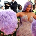 KUUMAD KLÕPSUD | Kylie Jenner näitas liibuvas kostüümis enda lopsakaid kumerusi