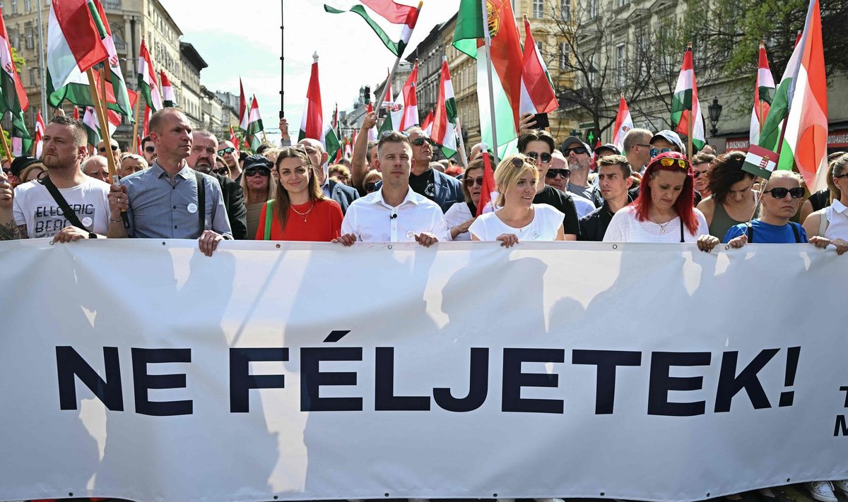 Poliitilise opositsiooni aktivistid ja toetajad 6. aprillil 2024 Budapesti kesklinnas Ungari valitsuse ja korruptsiooni hukka mõistmiseks korraldatud meeleavaldusel. Bänneril on kiri „Astuge üles ungarlased! Ärge kartke!“