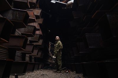 На прощальных фотографиях Ореста запечатлен мужчина в военной форме на развалинах завода