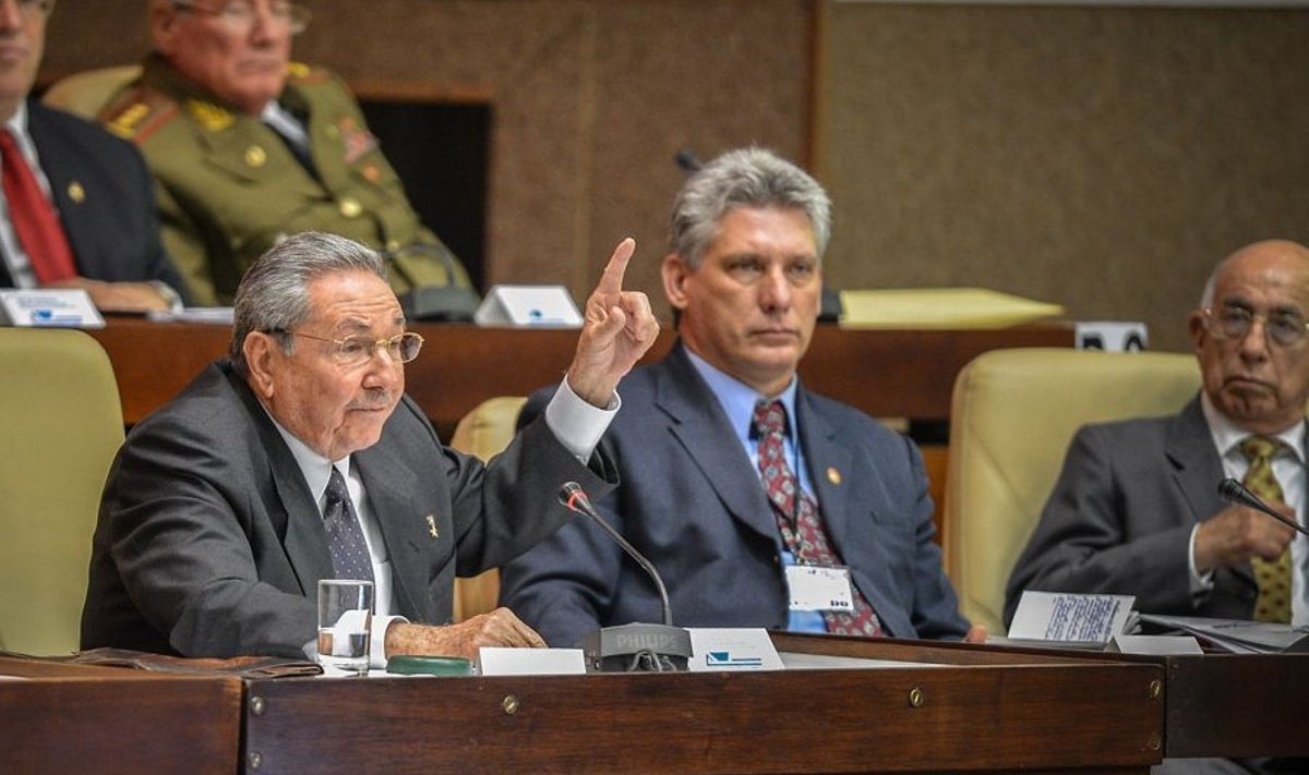 Presidendina jätkav Raúl Castro (vasakul) nimetas esimeseks asepresidendiks Miguel Diaz-Caneli (keskel). 