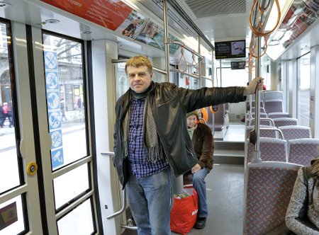 Andrus Kivirähk saab Tallinna kesklinnas elades ilma autota hakkama, käib jala. Pildil teeb ta endale ja fotograafile esimest korda uue trammiga sõitu.
