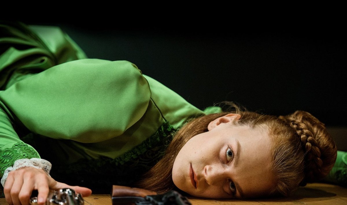 Rootsi Kuningliku Draamateatri Dramaten lavastus „Hedda Gabler“ kujutab endast Henrik Ibseni ühe tuntuima näidendi visuaal- eksperimentaalset dekonstruktsiooni. 