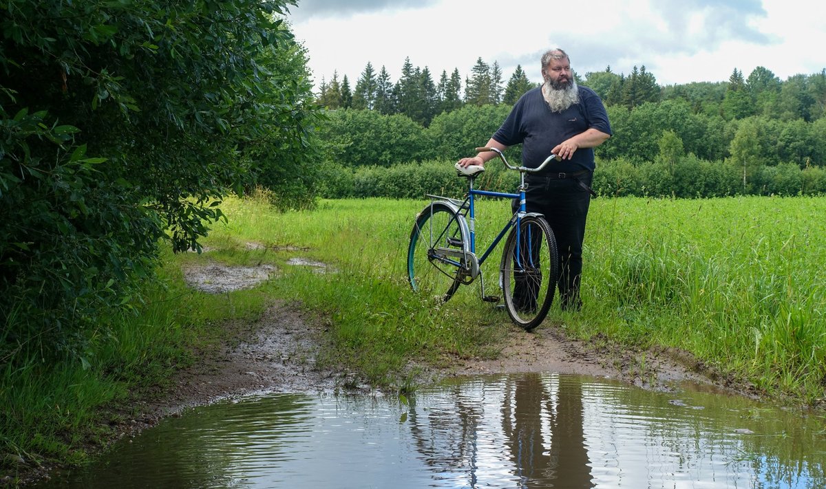 TUHANDEAASTASED LOMBID: Muinasteede uurija ning Väätsa jalgrattamuuseumi asutaja Valdo Praust usub, et Paluküla-Lau teelõik on tublisti üle tuhande aasta püsinud enam-vähem samal trajektooril.
