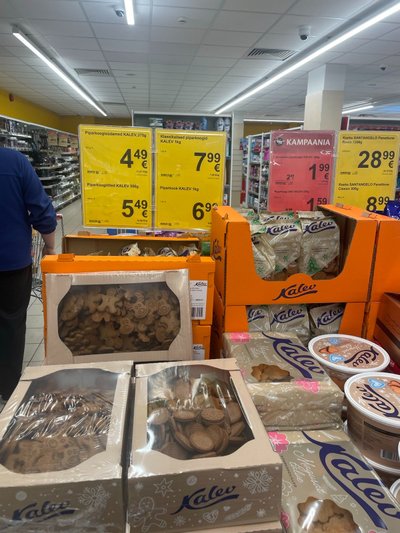 Faktikontroll käis Maximas kohapeal kontrollimas, kas piparkookide hinnad on tänavu kolmekohalised. Pildilt nähtub, et konkreetsete Kalevi piparkookide kilohind on Maximas 7,99 eurot. Samuti on näha, et piparkoogikasti punane disain on asendunud beeži/valge kujundusega.