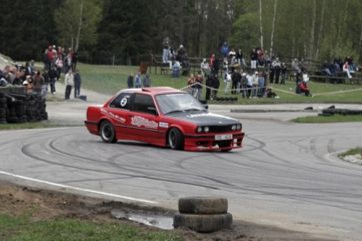 VIDEO: Eesti I driftiüritus kummivilinas ja -suitsus