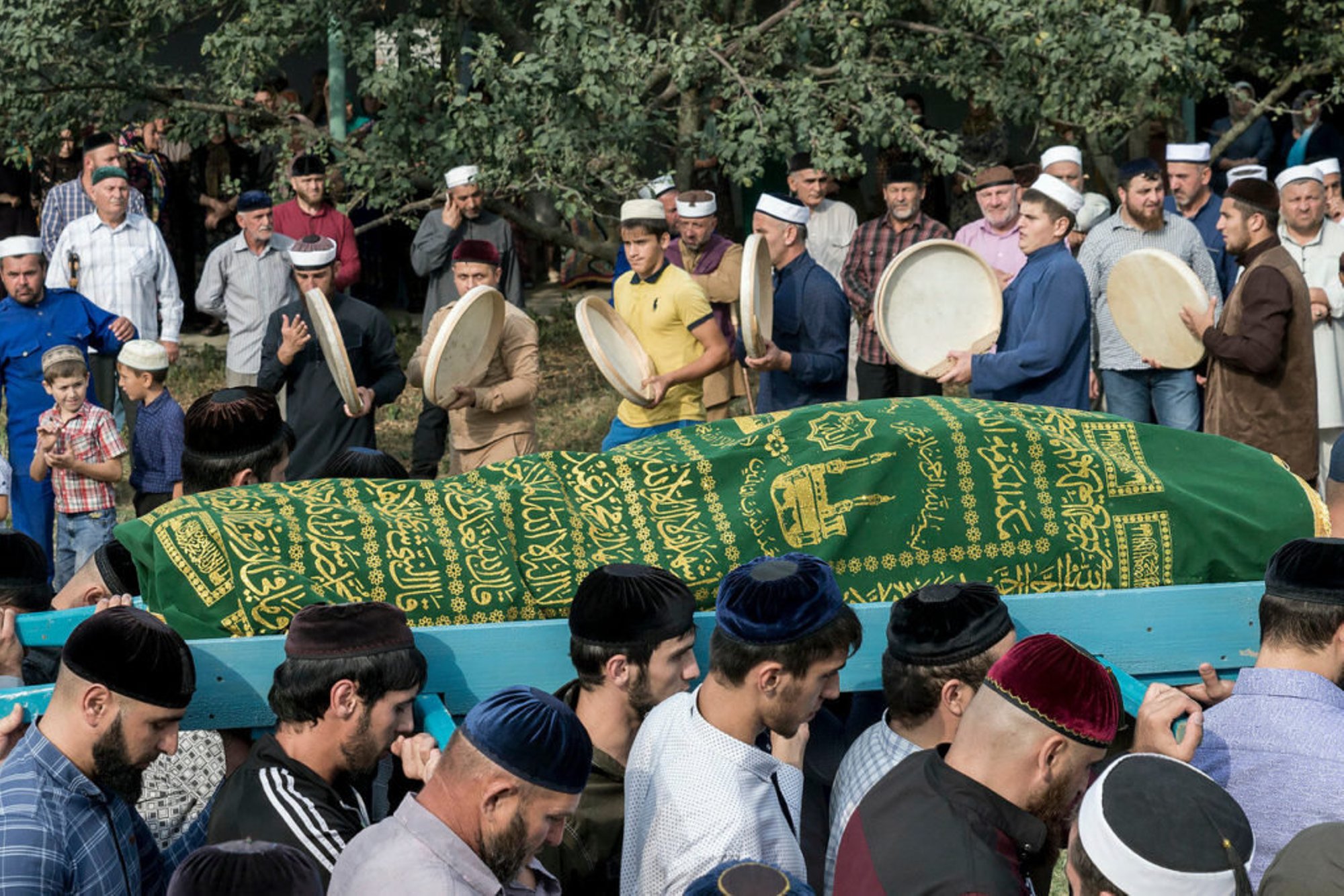 Похороны султанат нукеновой фото. Чечня Шалажи. Чечня село Шалажи. Абдуллах Анзоров похороны.