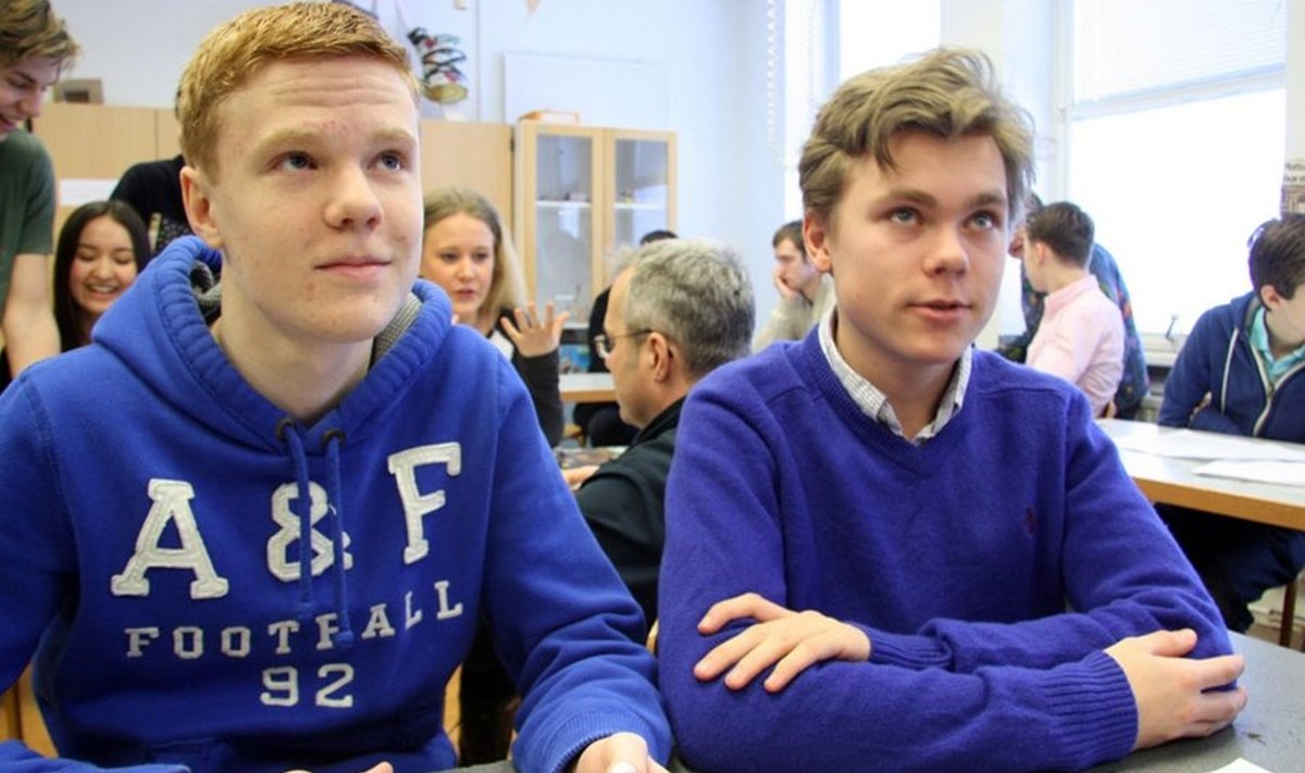 Stockholmi Torsviki kooli üheksanda klassi õpilane Anton (vasakul) pakub välja, et sülearvuti ekraan võiks toimida skännerina, ja Niklas lisaks nutitelefoni külge pooli, kuhu ümber saab kerida kõrvaklappide juhtme. Foto: Tuuli Jõesaar