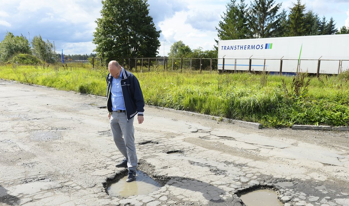 Eesti Pandipakendi juhataja Rauno Raali sõnul paneb ettevõte igal aastal teeparandusse paar tuhat eurot omast taskust.