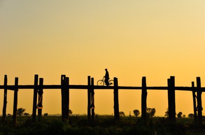 Siluetid aitavad luua põnevaid loojangufotosid, nagu näiteks see Myanmaris U Beini sillal pildistatud jalgrattur.