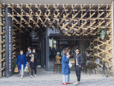 Legend teejoojast rahvast puruneb kohapeal kiiresti. Jaapanlaste pühendumus kohvile on piiritu ja avaldub nii maitsetes kui ka kohvikute arhitektuuris – võimalik, et arhitekti Kengo Kuma loodud Starbucks Fukuokas on keti kõige ilusam kohvik kogu maailmas.