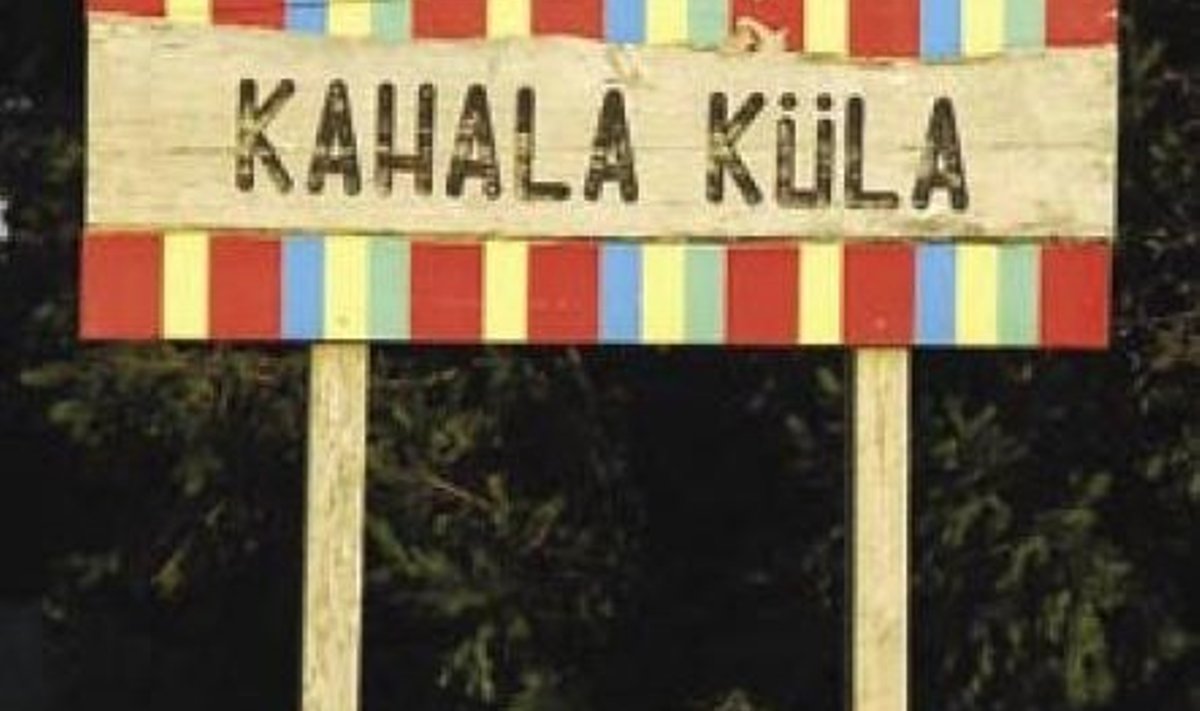 Rõõmsalt triibuline külasilt tervitab Kahalasse saabujaid