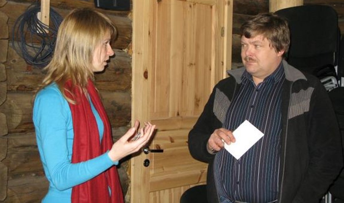 Liikumise Kodukant juhatuse liige Katrin Uudeküll ja Kalev Lõhmus Valgamaalt väitlemas külaliikumise teemadel. Külaliikumine seisab selle eest, et ka väikesed külad jääksid elama.