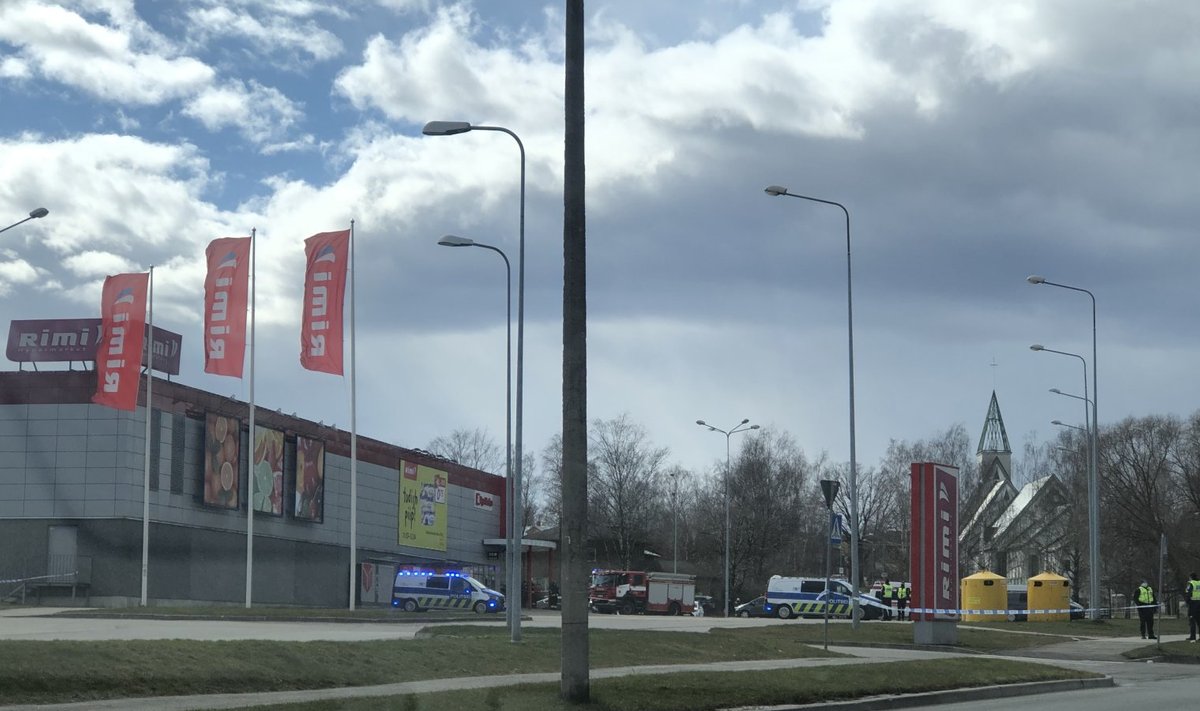 Tartu Rebase Rimi ümber oli täna sagimist - politseinikud tegelesid pappkasti ohutuse kontrolliga.