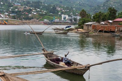 Kivu järv ja õnnelik kalur turiste tervitamas.