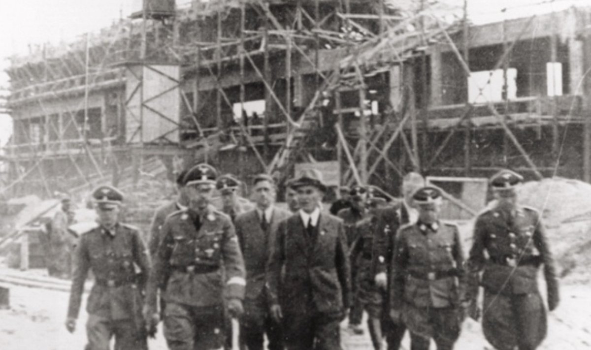 NATSI-SAKSAMAA UHKUS: Heinrich Himmleri (vasakult teine) visiit IG Farbeni vabrikusse Auschwitzis.
