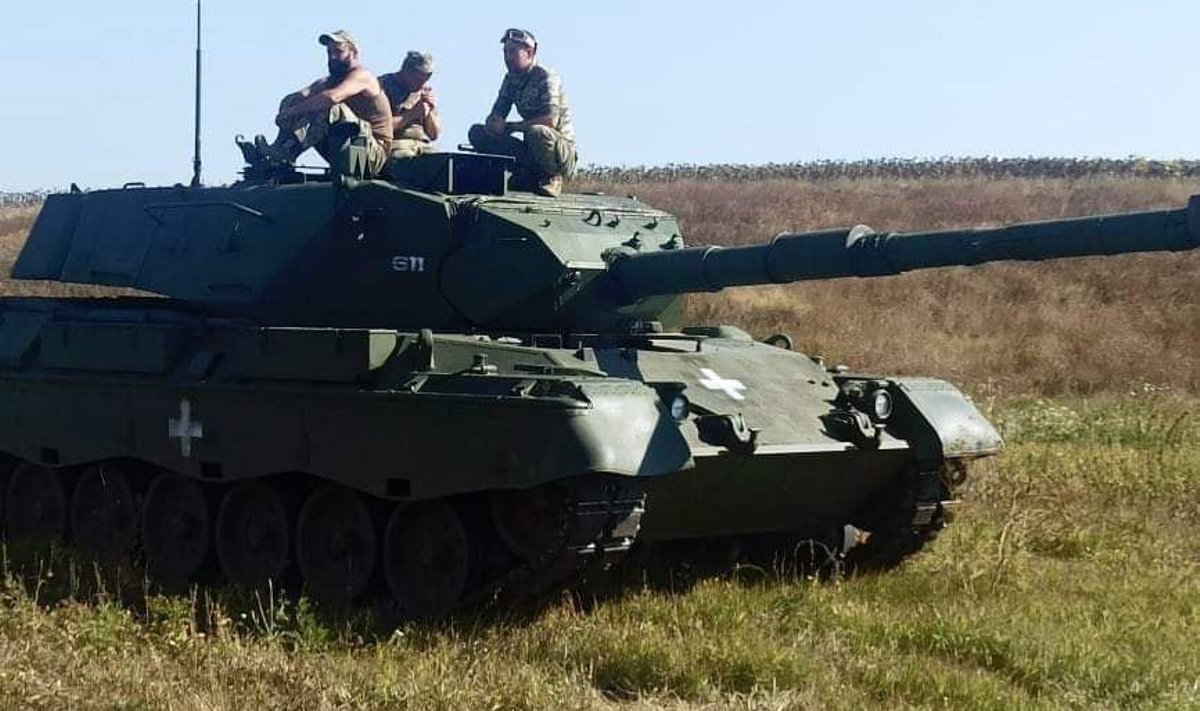 Ukraina sõjaväelased puhkavad tankil Leopard 1