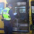 DELFI FOTOD: Politsei kontrollis reidi käigus maakonnaliinide busse ja nende juhte, avastati mitmeid rikkumisi