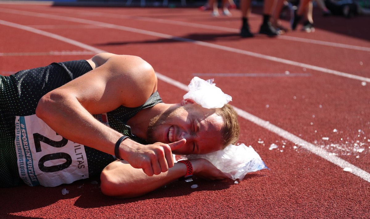 Janek Õiglane 1500 meetri jooksu finišis.
