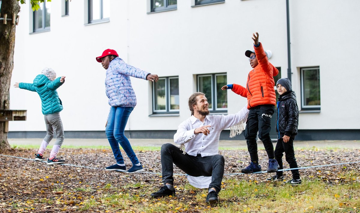 Projekti üks vedajatest Tauri-Viljar Vahesaar ja Merivälja kooli lapsed tasakaaluliini testimas