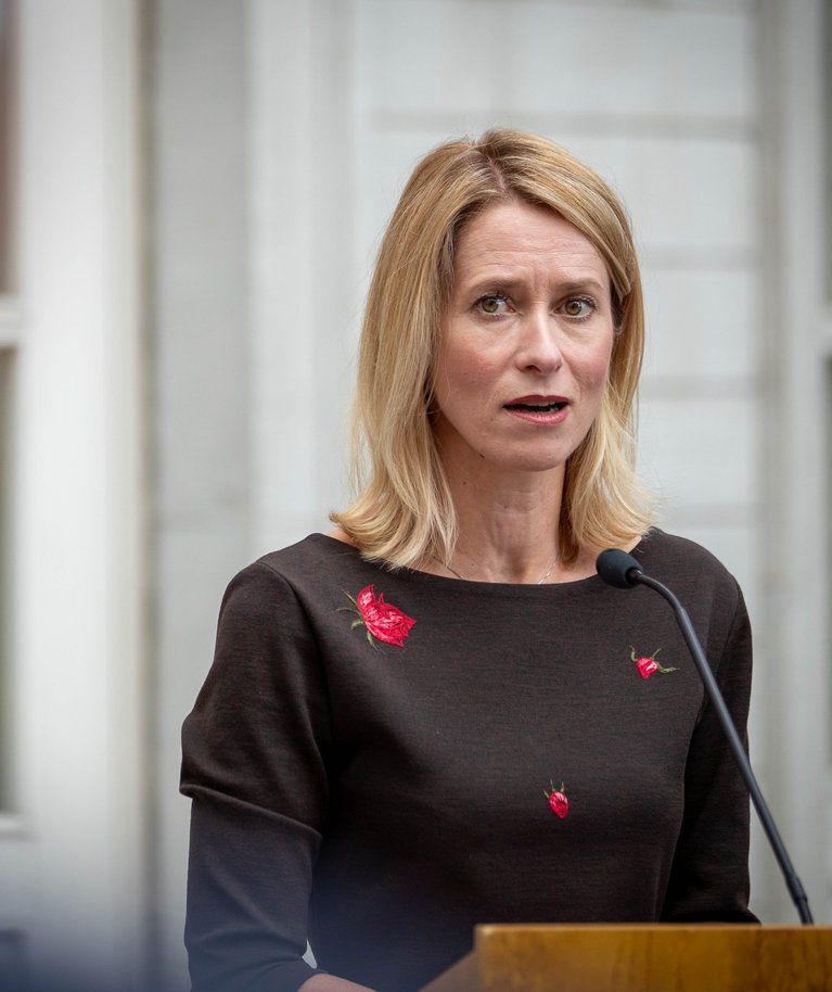 Ehkki koalitsioonipartnerid on seni Kaja Kallast toetanud, paistab Guardiani hinnangul märke süvenevast rahulolematusest.