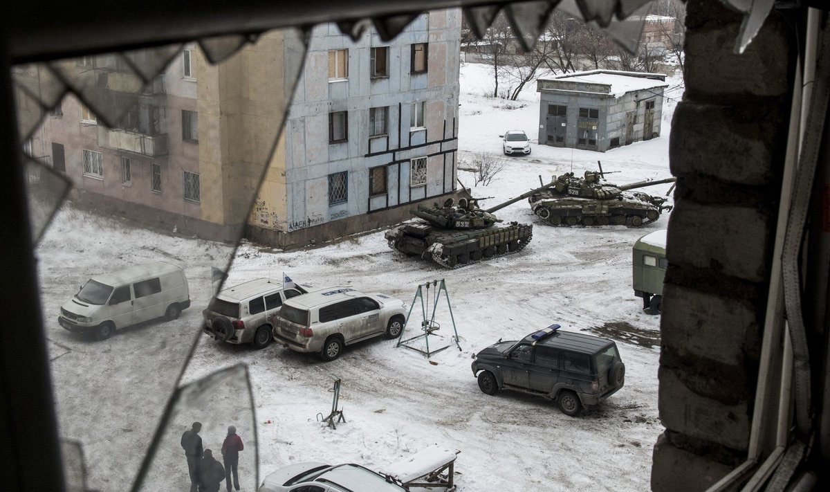 Inimestest tühjenenud Avdijivkasse on Ukraina kaitsevägi jälle toonud oma sõjamasinad - vaenlasel ei saa lasta endast üle sõita. Minski rahust kaugenetakse jälle. 