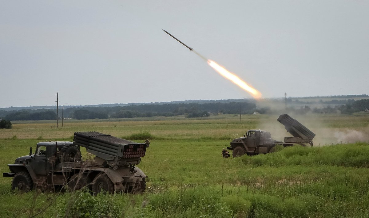 Ukraina sõjaväelased tulistamas Harkivi oblasti rindejoonel raketisüsteemist BM 21 Grad, 12 august.