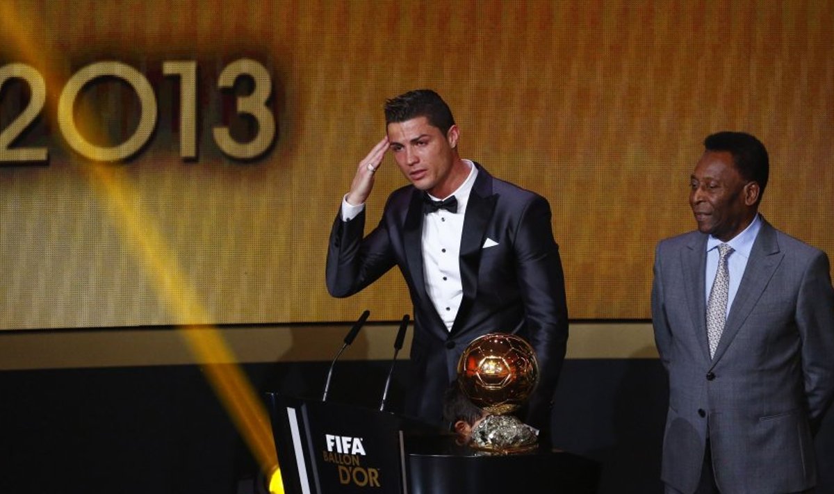 Cristiano Ronaldo Pele kõrval auhinda vastu võtmas. 