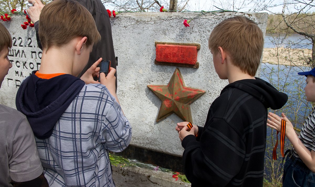 Narva lapsed sõja mälestusmärgi juures