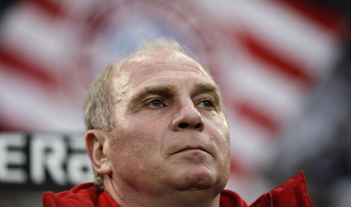 RESTRICTIONS / EMBARGO - ONLINE CLIENTS MAY USE UP TO SIX IMAGES DURING EACH MATCH WITHOUT THE AUTHORISATION OF THE DFL. NO MOBILE USE DURING THE MATCH AND FOR A FURTHER TWO HOURS AFTERWARDS IS PERMITTED WITHOUT THE AUTHORISATION OF THE DFL.  FC Bayern Munich's team manager Uli Hoeness watches the German first division Bundesliga football match Borussia Moenchengladbach vs FC Bayern Munich on November 15, 2008 in the western German city of Moenchengladbach.    AFP PHOTO    DDP / FRIEDEMANN VOGEL GERMANY OUT