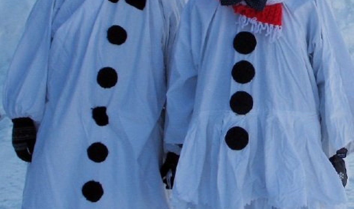 Ebaveres peetud vastlapäeval rõõmustas vastlatrallist osa saama tulnuid kaks vahvat lumememme - alias Egert Vinogradov ja Kevin Hövelson (Foto: Ilve Tobrelutsu)