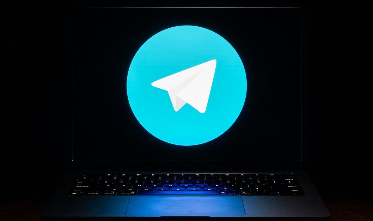 Sõnumirakenduse Telegram logo sülearvuti monitoril