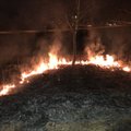 FOTOD: Järvamaal Mäos põles maantee ääres mitukümmend ruutmeetrit kulu
