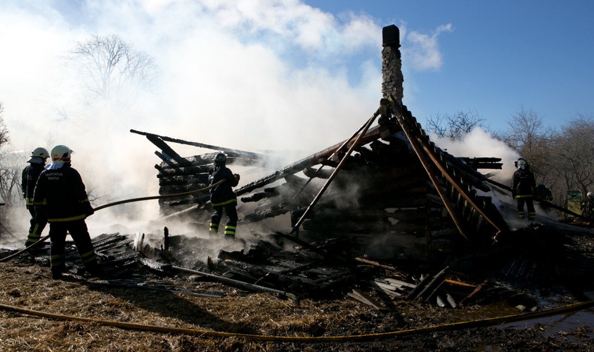 Saaremaal Koki külas pöles maja maha
