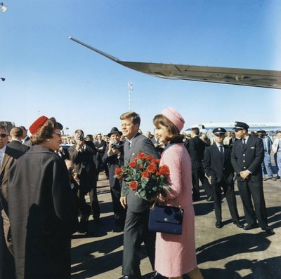 MÕRVAPÄEV: John F. Kennedy ja Jacqueline Kennedy esimesed hetked Dallases. Päeva lõpuks oli JFK tapetud.