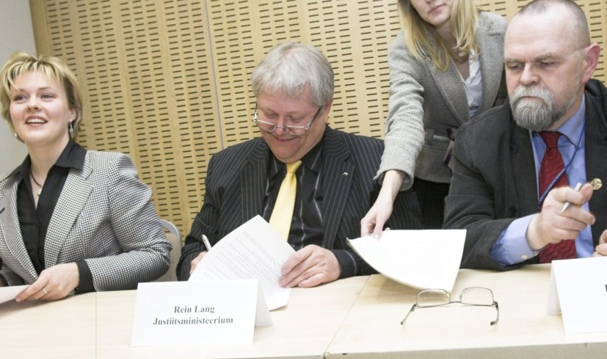 Justiitsminister Rein Lang 2008. aastal kolmepoolset kokkulepet allkirjastamas