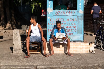 Hommikune lehelugemine favela väravates. Suur osa nende kogukondade inimesi ei käi koolis ega tööl. Noored mehed liituvad tihti gängidega.
