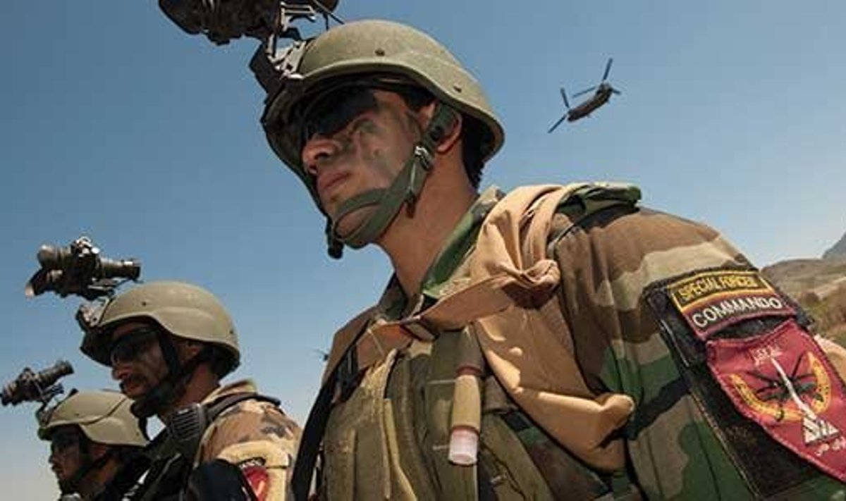 OOTEL: Afganistani oma eriüksuslased on valmis NATO peasekretär Anders Fogh Rasmusseni visiidiks.  Camp Moorhead, Afganistan, aprill 2012. (Foto: DOD Photo)