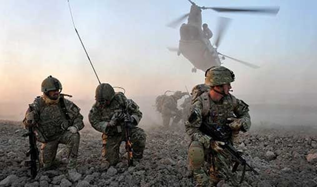 Keset möllu: Rahvusvaheliste julgeolekujõu dude (ISAF) sõdurid Afganistanis. (Foto: NATO)
