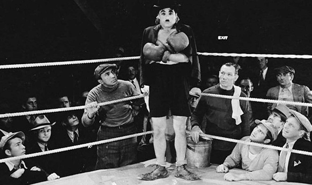 Koomik poksiringis: Charlie Chaplin kasutas poksi selleks, et luua mõned suurepärased sketšid. Kaader filmist “Suurlinna tuled”. (outnow.ch)