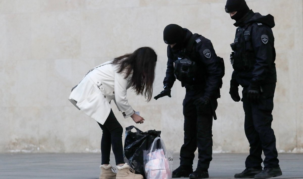 Moskva politsei kontrollib Peterburi elaniku kotti, 27. märts.