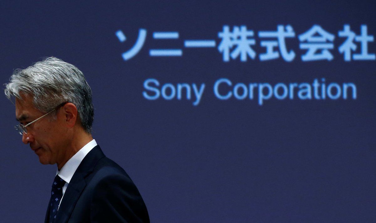 Sony finantsdirektor Kenichiro Yoshida lahkub tänaselt pressikonverentsilt Tokios