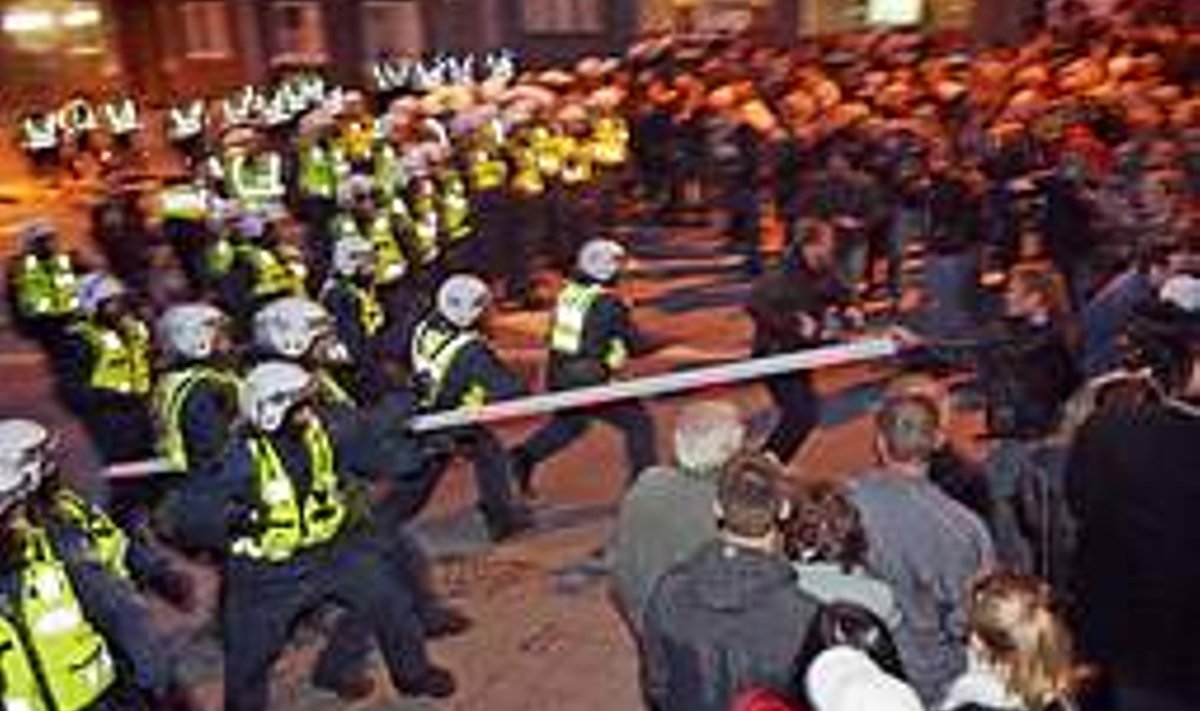 MÄRUL TÕNISMÄEL:  Politsei astub märatsejate vastu. 26. aprill 2007. raigo pajula / Postimees / Scanpix