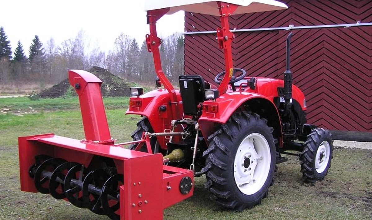 Keskkonnainvesteeringute Keskuse abiga ostetud traktor koos lumepuhuriga